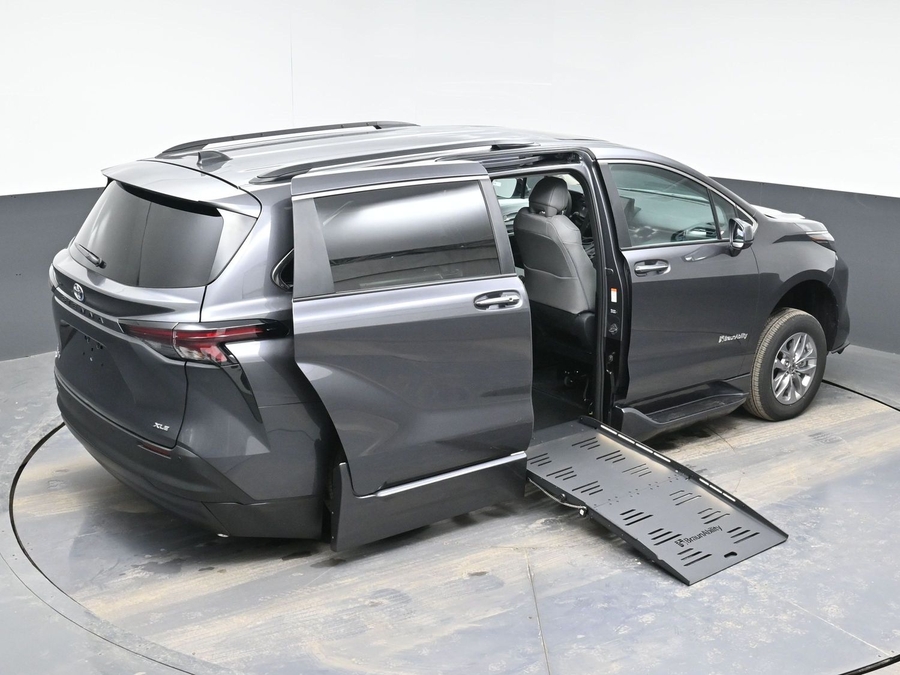 New 2025 Toyota Sienna Hybrid XLE Plus - BraunAbility Side Entry Entry Fold Out Automatic Ramp