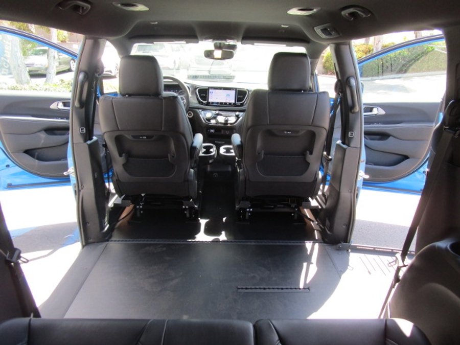 New 2026 Chrysler Pacifica Select Safety - BraunAbility Side Entry Entry Fold Out Automatic Ramp
