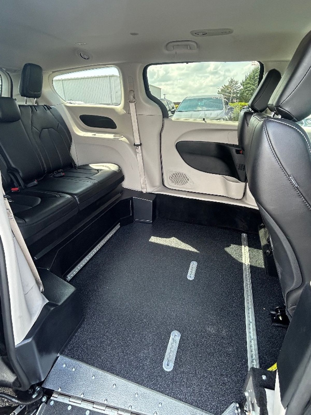 Black Chrysler Pacifica image number 13