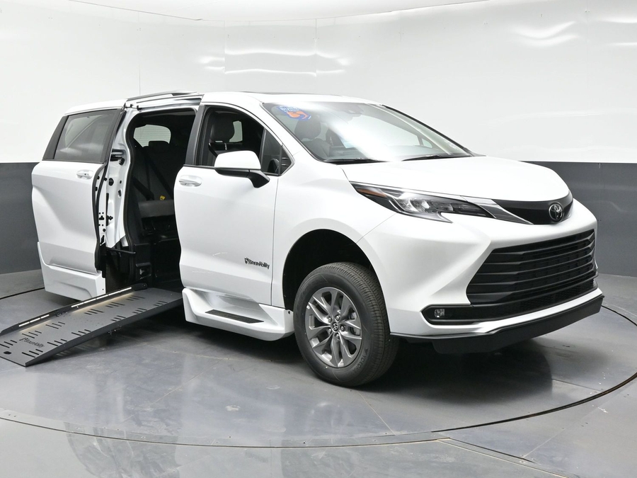 New 2026 Toyota Sienna Hybrid XLE Base - BraunAbility Side Entry Entry Fold Out Automatic Ramp