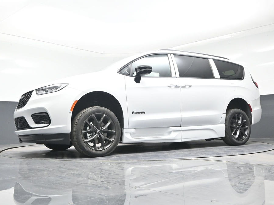 White Chrysler Pacifica image number 16