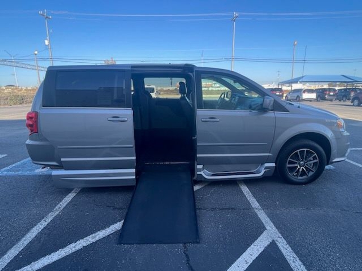 2017 DODGE GRAND CARAVAN - Image 2