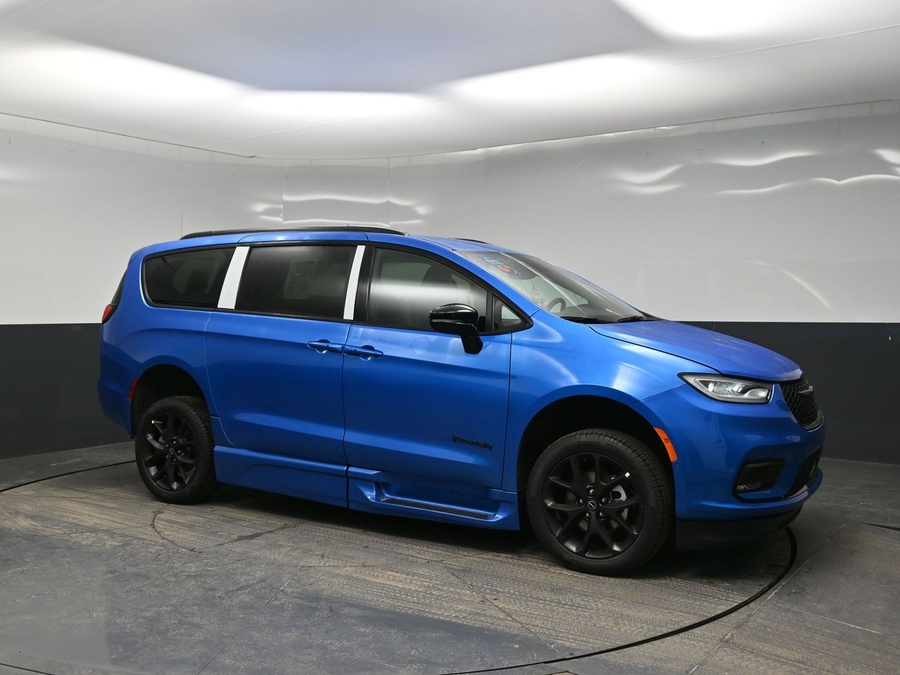 New 2026 Chrysler Pacifica Select Sport - BraunAbility Side Entry Entry In Floor Automatic Ramp