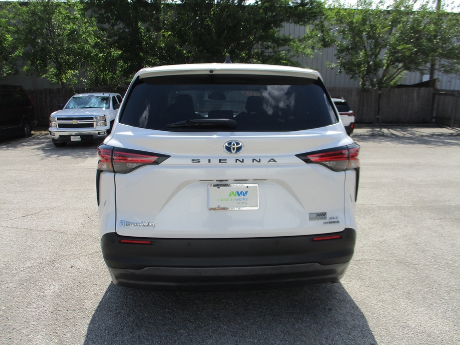 White Toyota Sienna image number 7