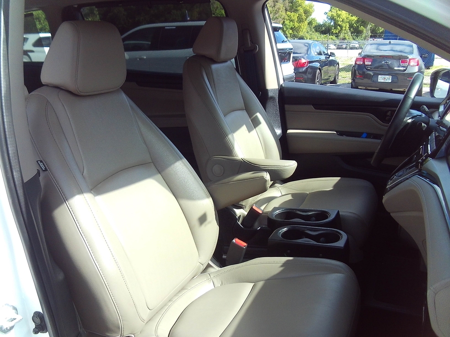 White Honda Odyssey image number 8