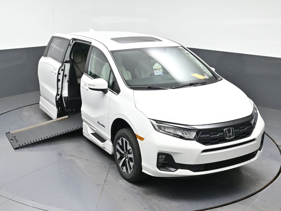White Honda Odyssey image number 19