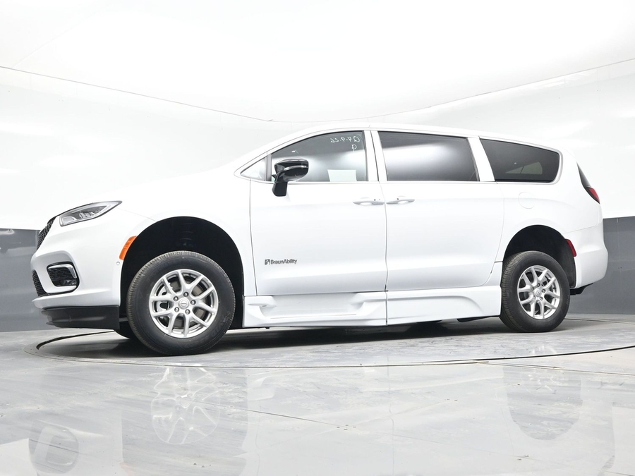 New 2026 Chrysler Pacifica Select Safety - BraunAbility Side Entry Entry Fold Out Automatic Ramp