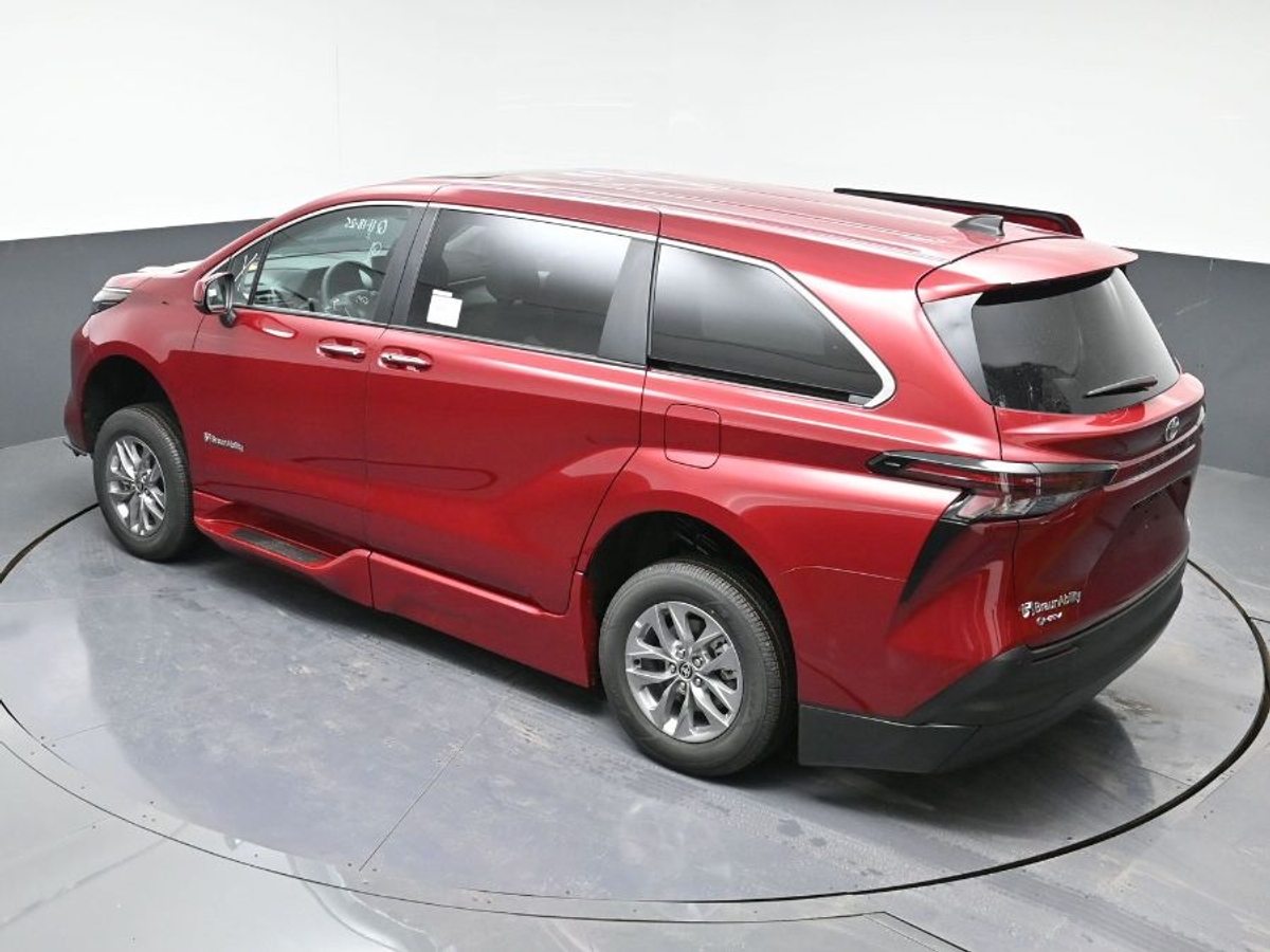 2025 TOYOTA SIENNA - Image 25