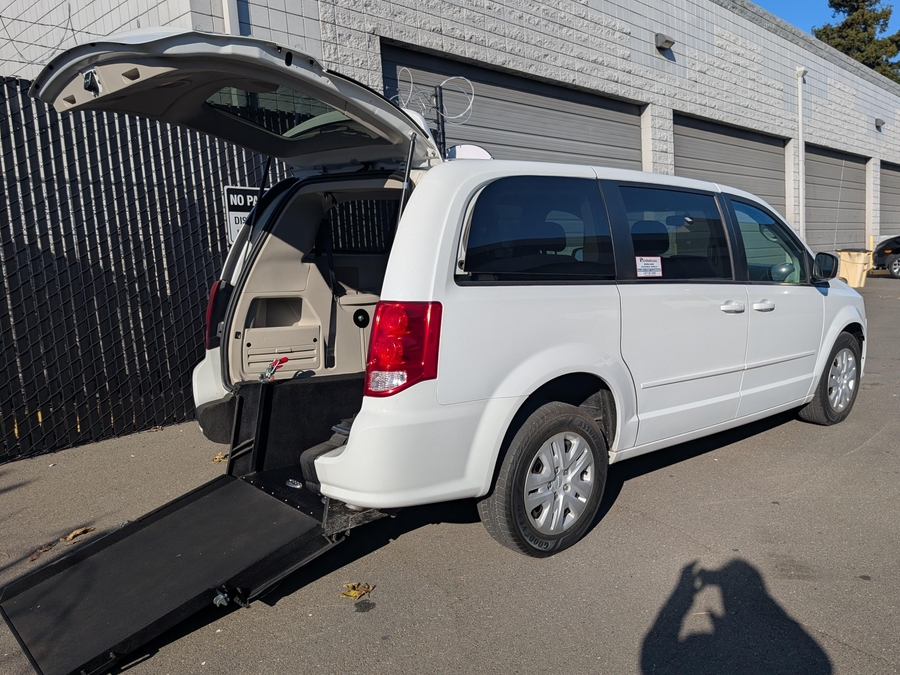 Used 2017 Dodge Grand Caravan SE - International Mobility Rear Entry Entry Fold Out Manual Ramp