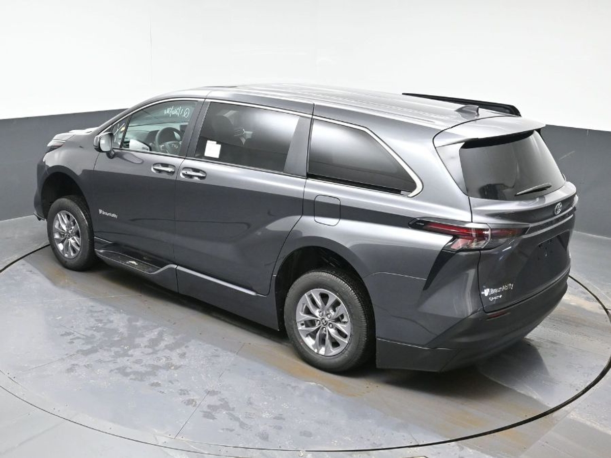 Grey Toyota Sienna image number 19