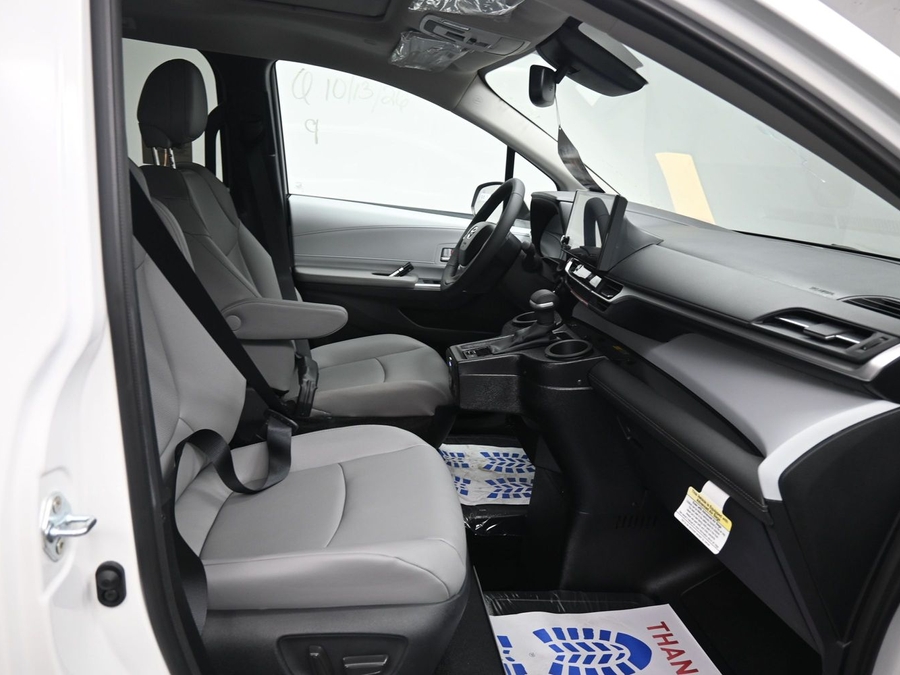 New 2026 Toyota Sienna Hybrid XLE Base - BraunAbility Side Entry Fold Out Automatic Ramp
