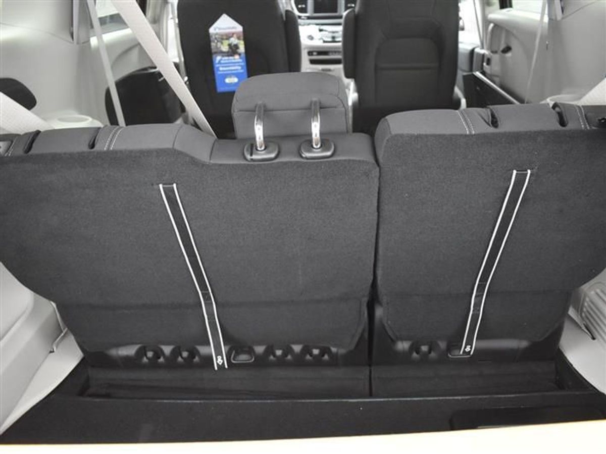 Red Chrysler Voyager image number 23