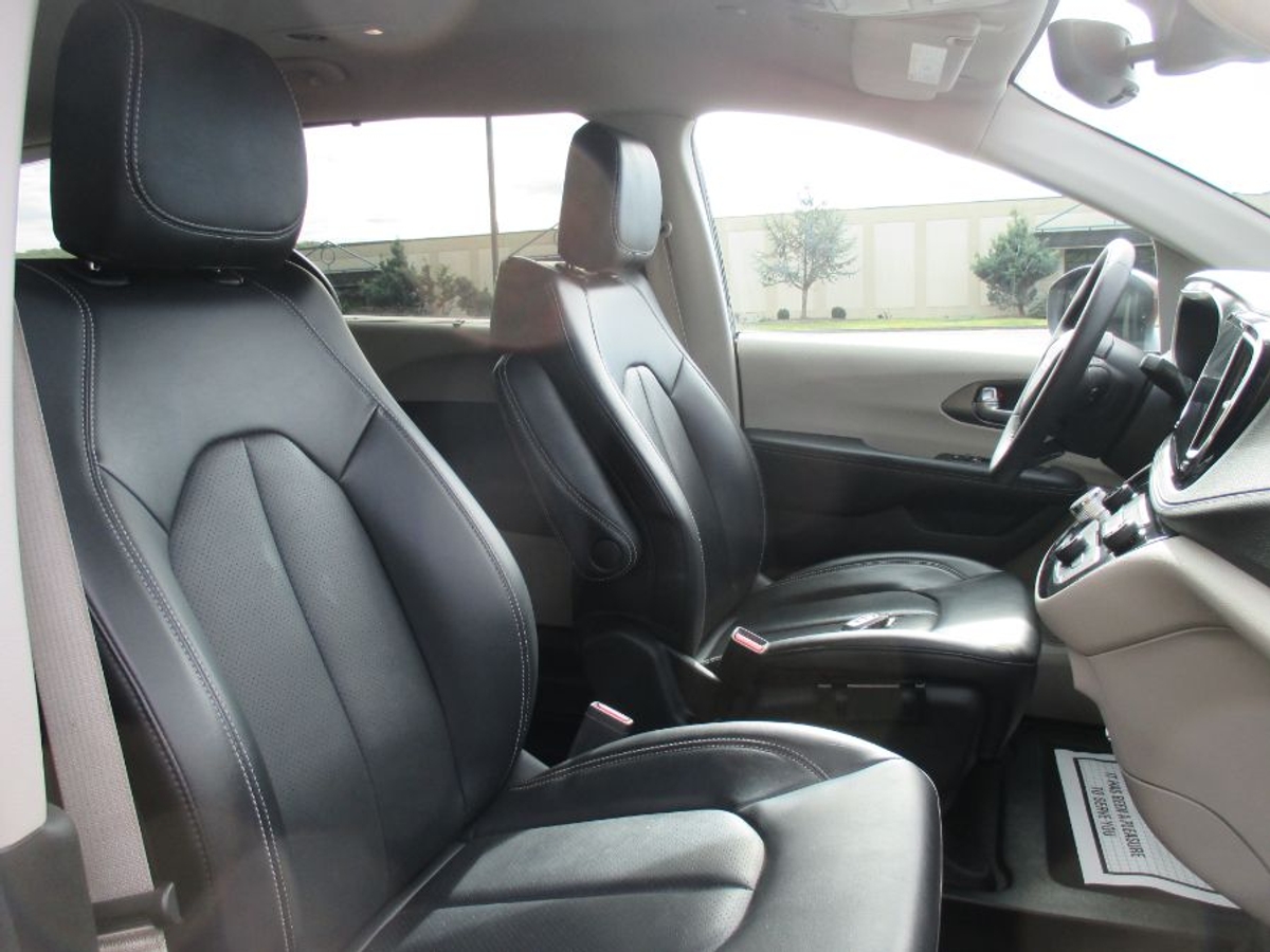 Red Chrysler Pacifica image number 15