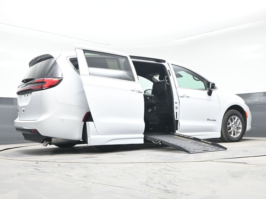 White Chrysler Pacifica image number 21