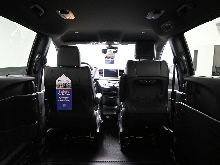 Black Chrysler Pacifica image number 14