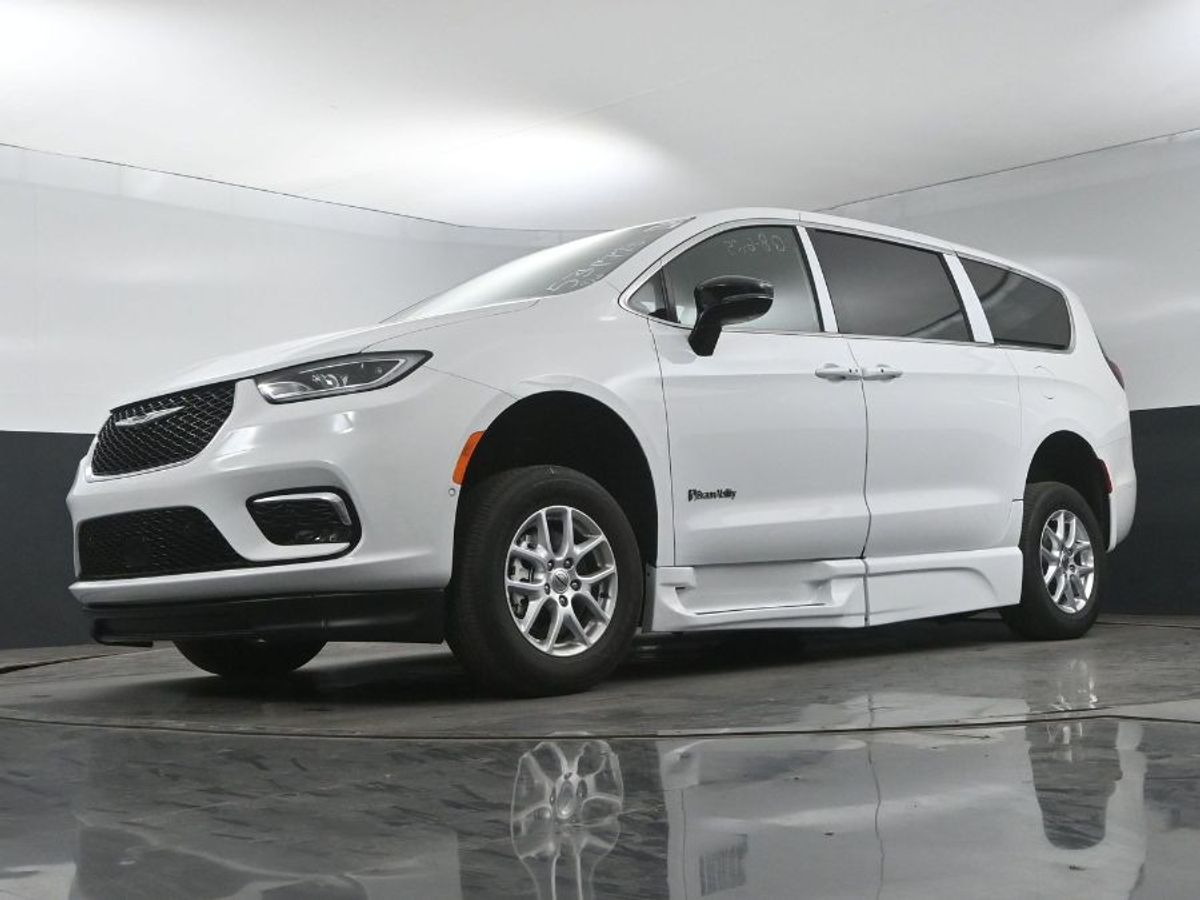 White Chrysler Pacifica image number 19