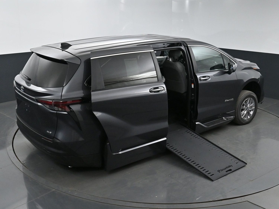 New 2025 Toyota Sienna Hybrid XLE Base - BraunAbility Side Entry Entry In Floor Automatic Ramp