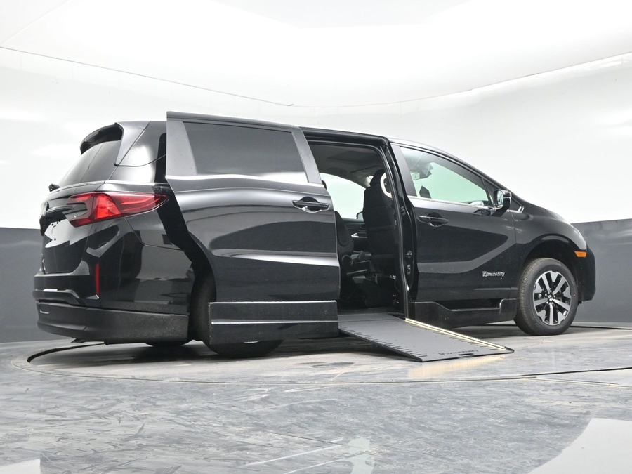 Black Honda Odyssey image number 12