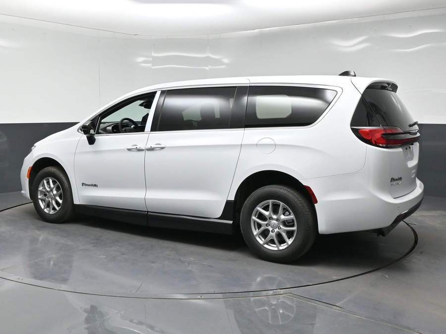 White Chrysler Pacifica image number 3
