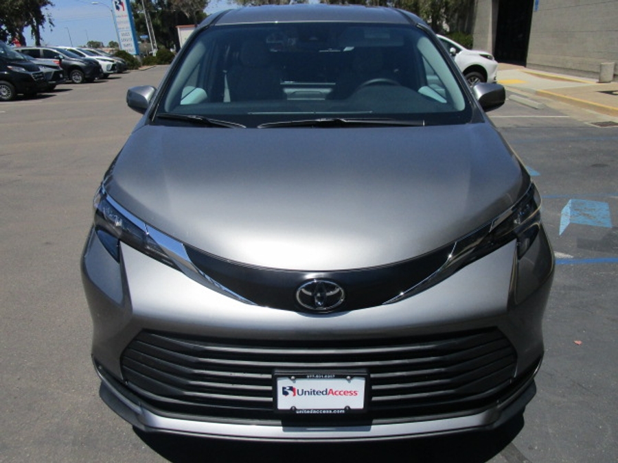 New 2026 Toyota Sienna Hybrid LE - Vantage Mobility Commercial Rear Entry Entry Fold Out Manual Ramp