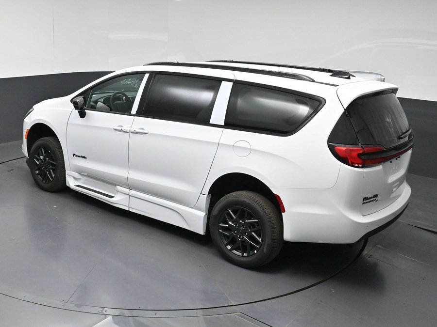 New 2027 Chrysler Pacifica Select Sport - BraunAbility Side Entry Fold Out Automatic Ramp
