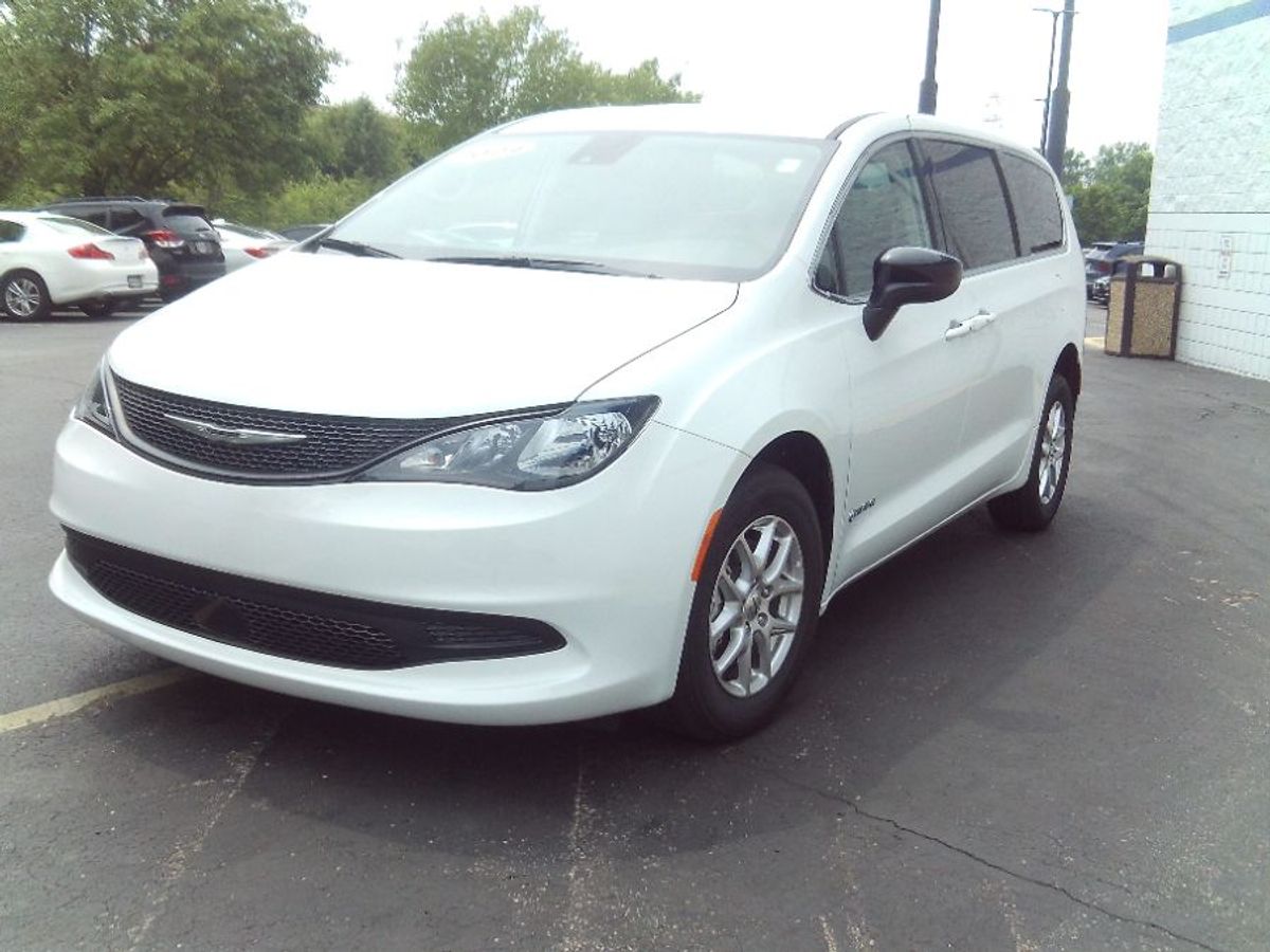 White Chrysler Voyager image number 1