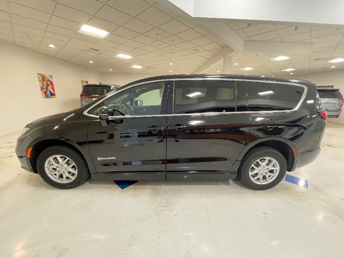 Black Chrysler Pacifica image number 3