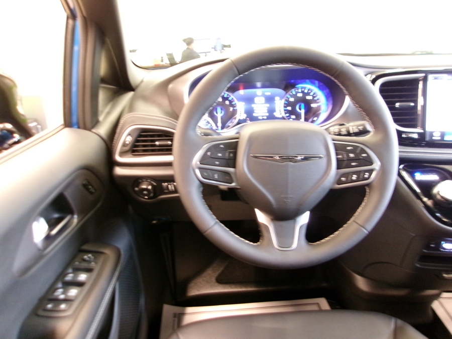 Blue Chrysler Pacifica image number 26