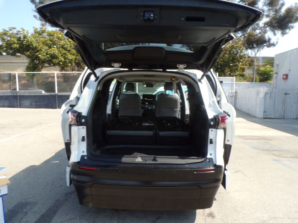 White Toyota Sienna image number 7