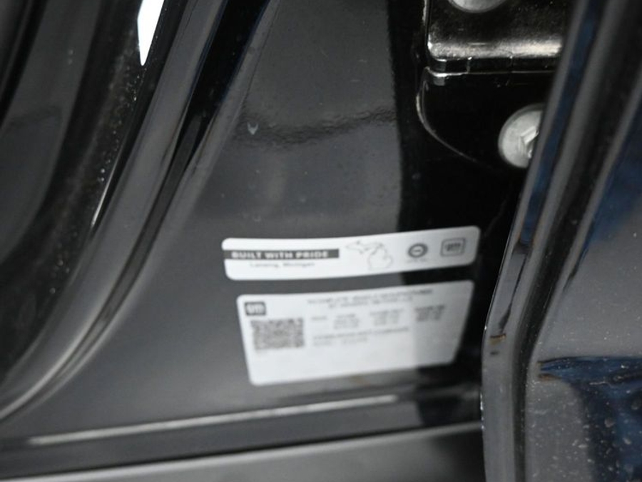 Black Chevrolet Traverse image number 14