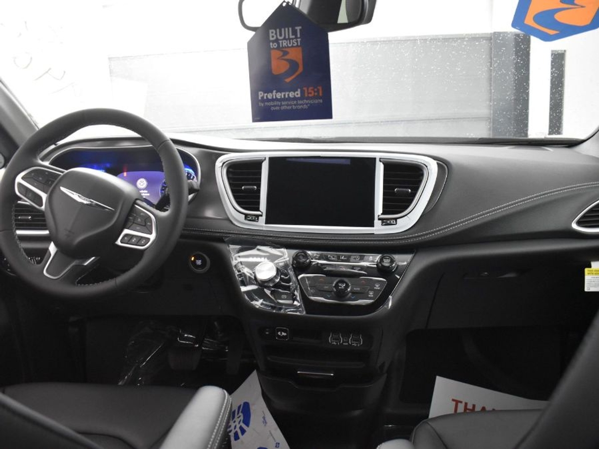 2025 CHRYSLER PACIFICA - Image 13