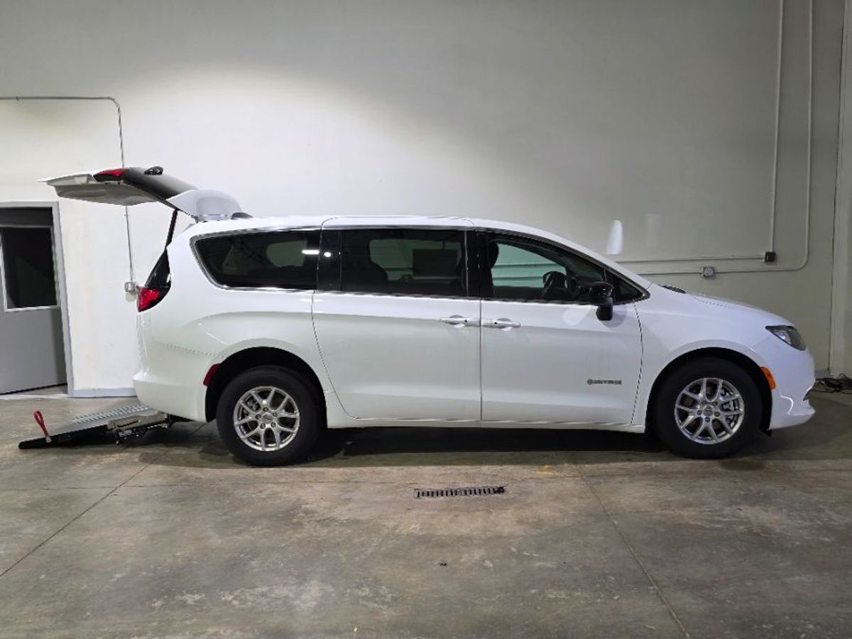 White Chrysler Voyager image number 10