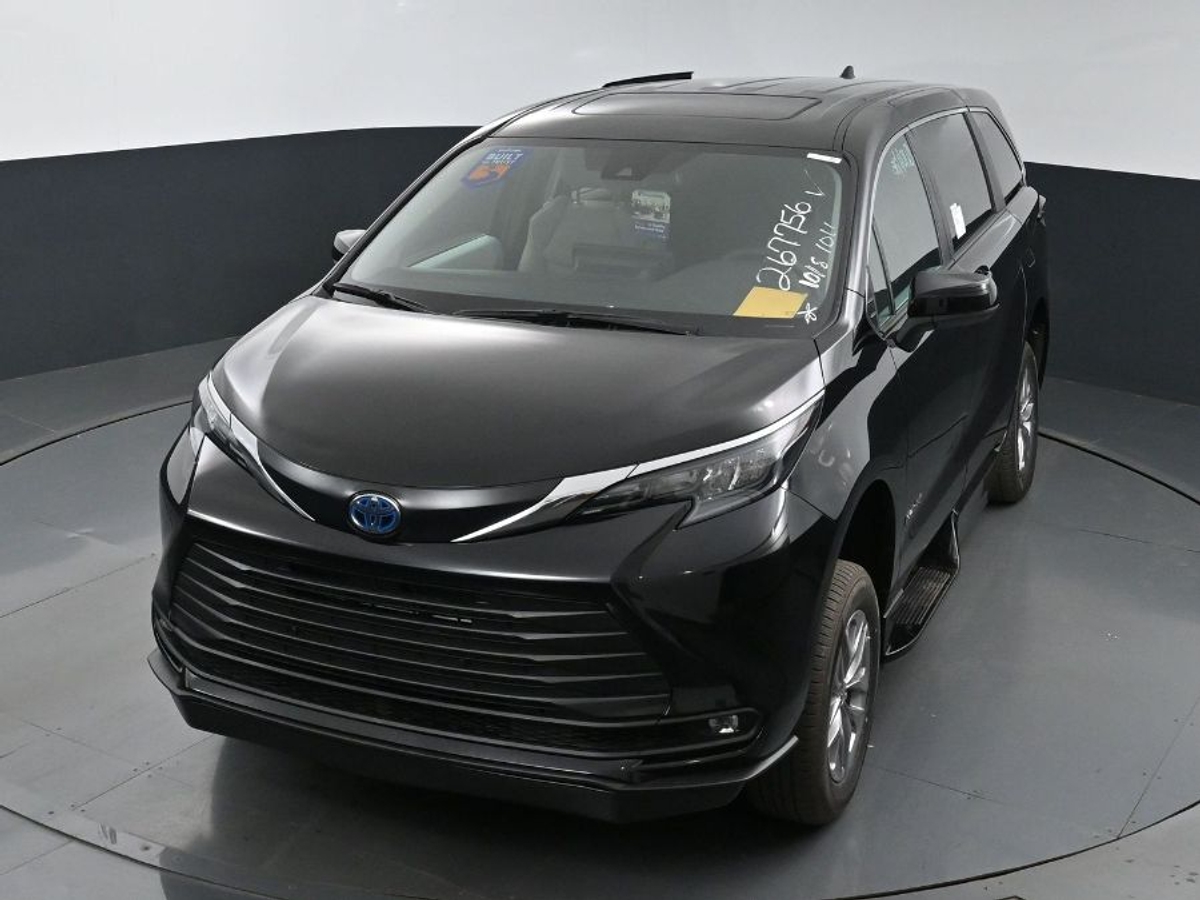 Black Toyota Sienna image number 22