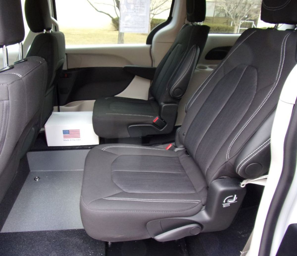 White Chrysler Voyager image number 19