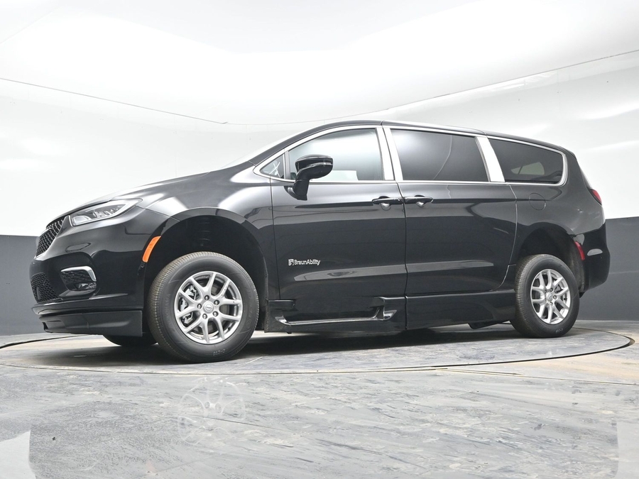 Black Chrysler Pacifica image number 19
