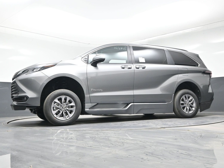 Grey Toyota Sienna image number 16