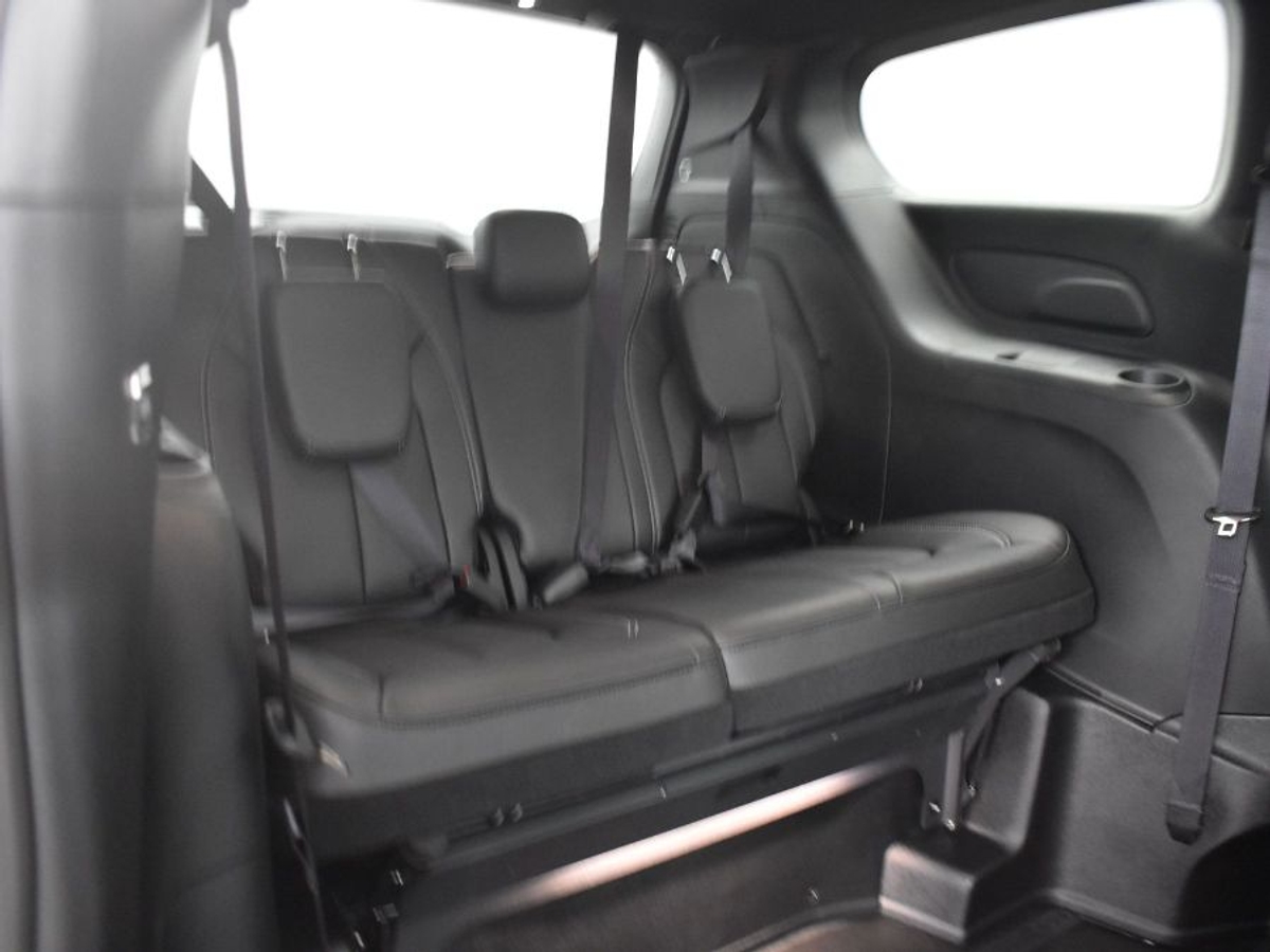 Black Chrysler Pacifica image number 9