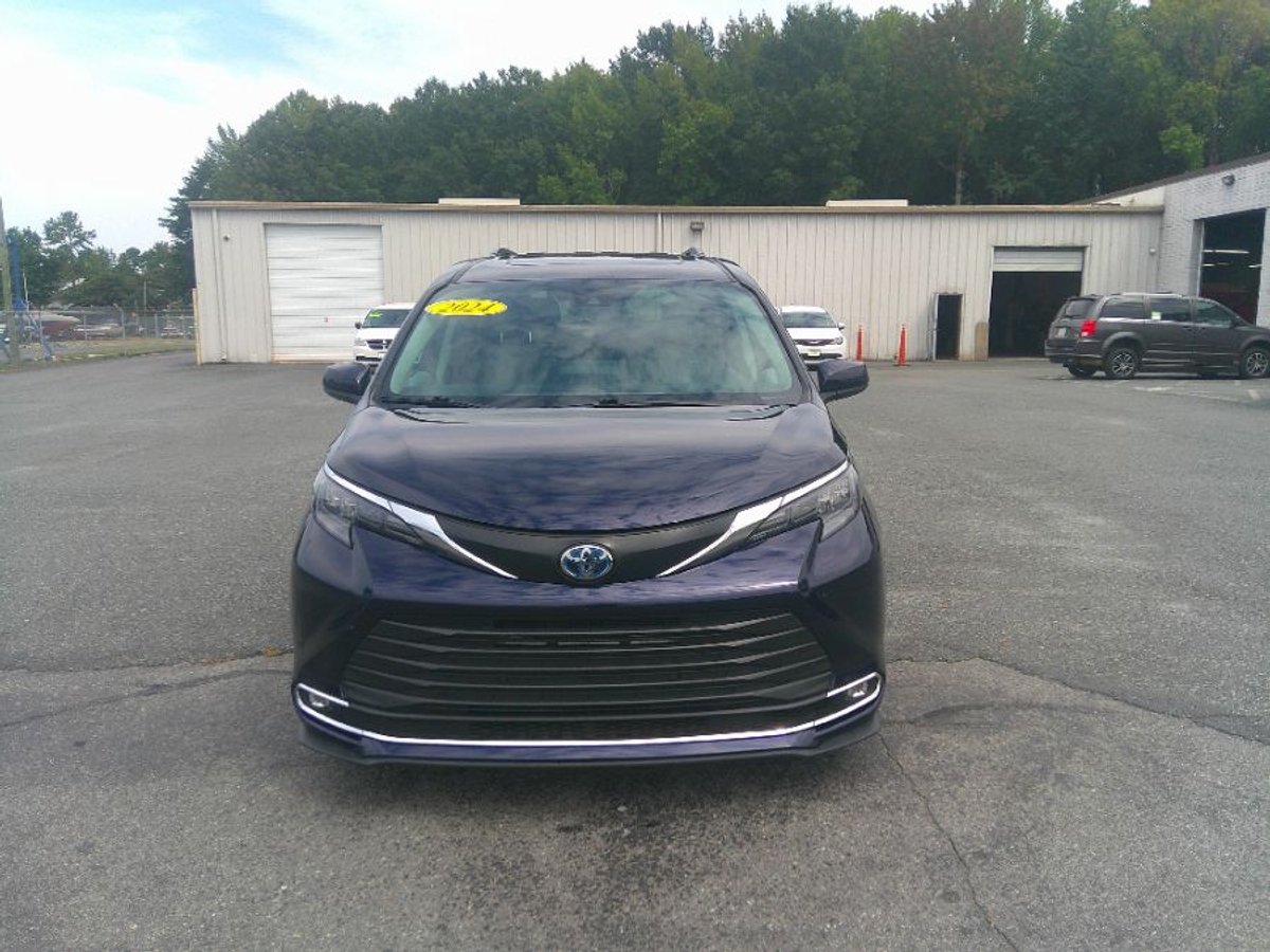 Blue Toyota Sienna image number 1