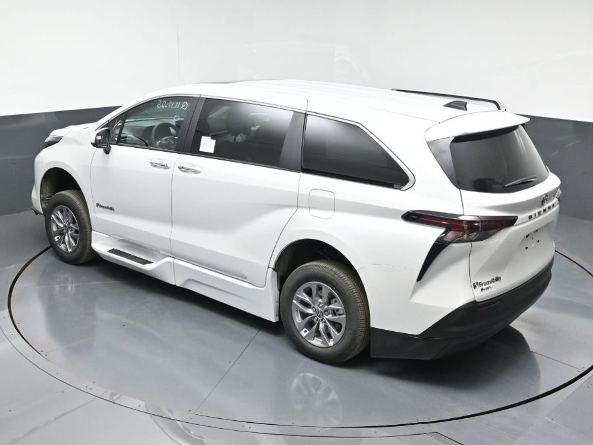 2025 TOYOTA SIENNA - Image 24