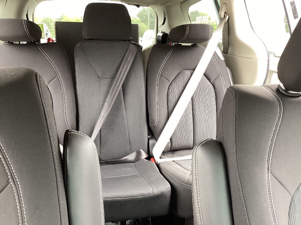 White Chrysler Voyager image number 14