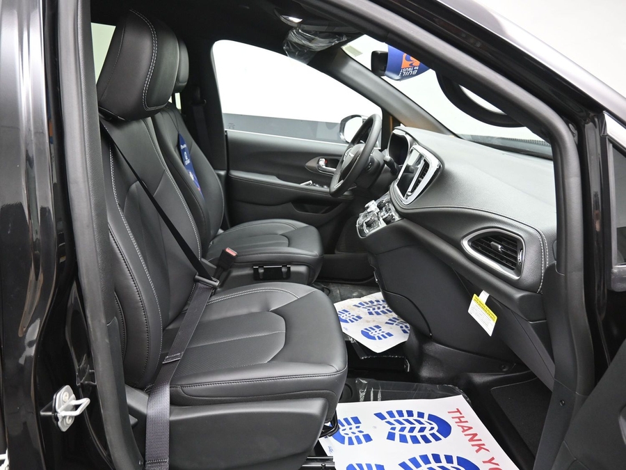 Black Chrysler Pacifica image number 8