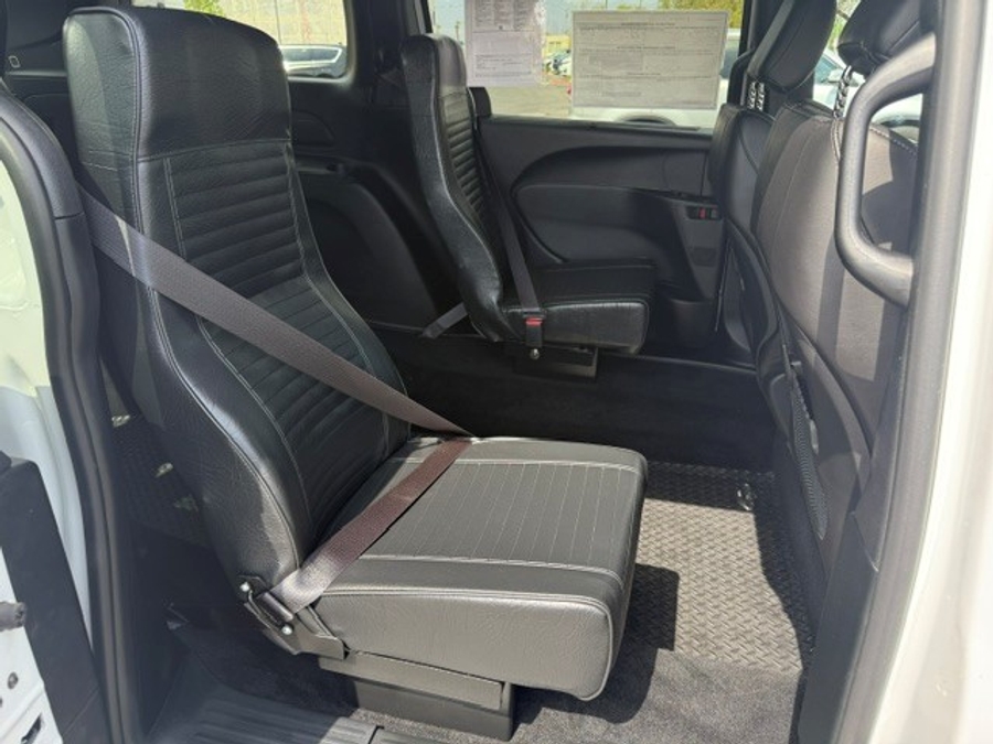 White Chrysler Voyager image number 13