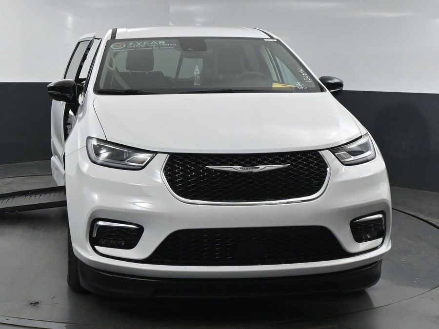 Used 2024 Chrysler Pacifica Touring L - BraunAbility Side Entry Entry Fold Out Automatic Ramp
