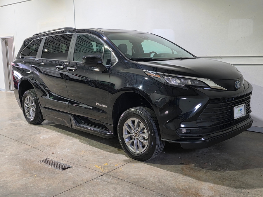 Black Toyota Sienna image number 26