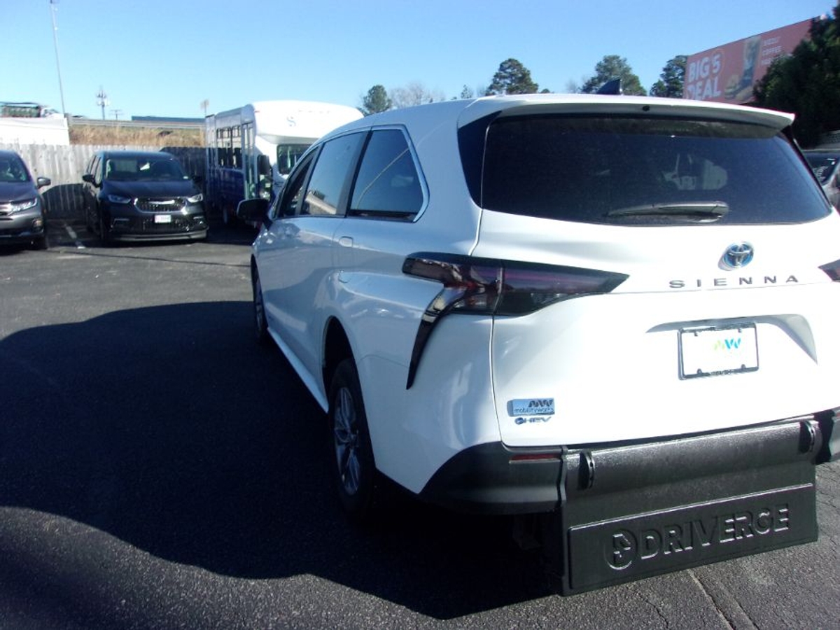 2025 TOYOTA SIENNA - Image 6