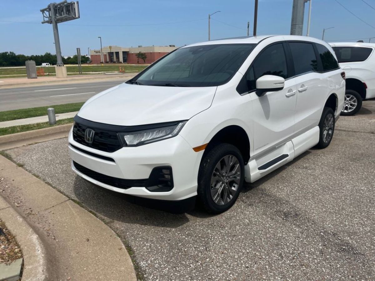 White Honda Odyssey image number 7