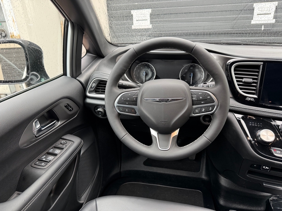 Used 2025 Chrysler Pacifica Select - BraunAbility Side Entry Entry In Floor Automatic Ramp