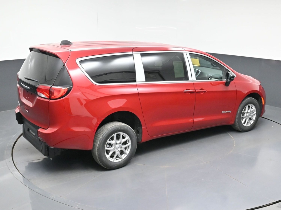 Red Chrysler Voyager image number 23