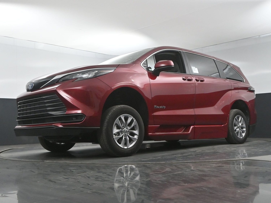 New 2025 Toyota Sienna Hybrid LE - BraunAbility Side Entry Entry Fold Out Automatic Ramp
