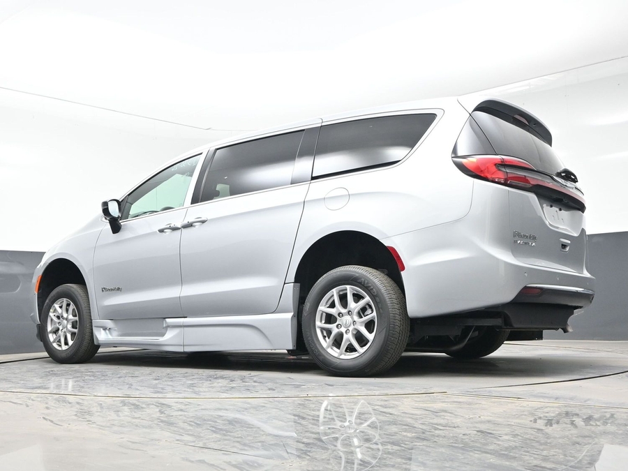 Silver Chrysler Pacifica image number 17